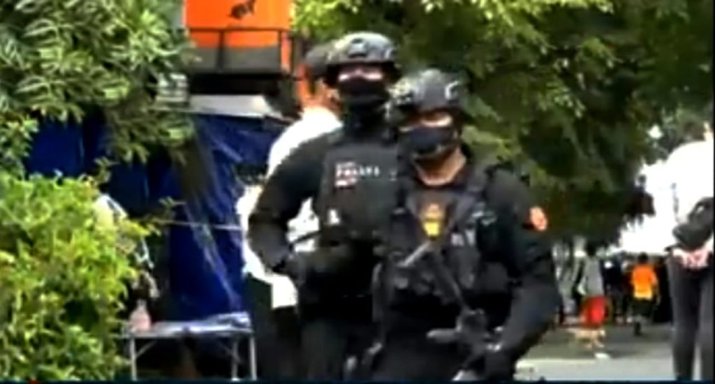 Petugas Detasemen Khusus 88 Anti Teror di lokasi kejadian Perumahan Villa Mutiara Cluster Biru