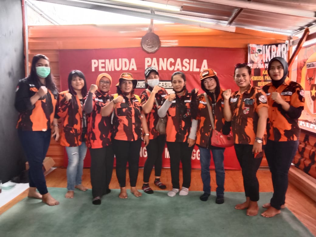Foto bersama peserta Peduli Covid 19 dari Srikandi Pemuda Pancasila Ranting Rungkut Menanggal