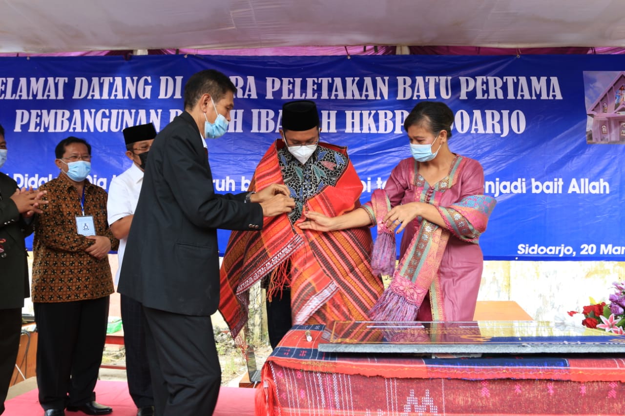 Jonny Manurung memberikan cinderamata kain khas Batak ke Bupati Sidoarjo H. Ahmad Mudhlor Ali