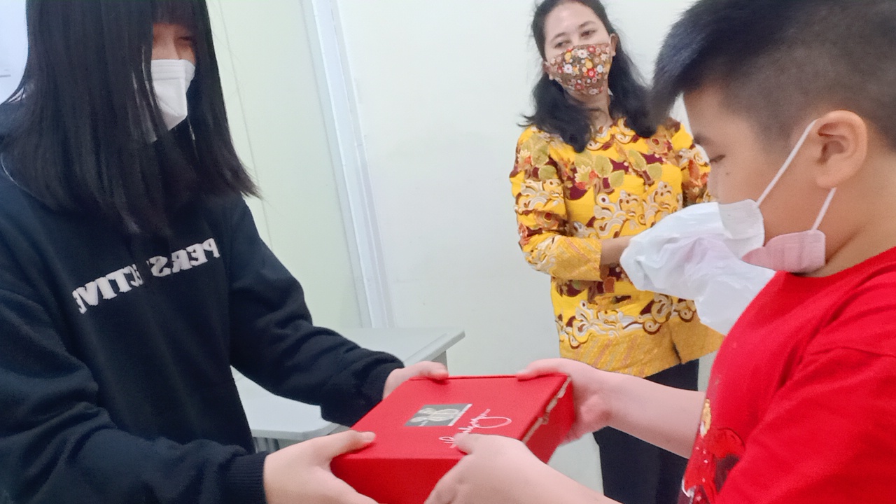Princess simbolis memberikan pizza hasil karya siswa